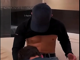 我给送气球的小哥额外小费，结果他把我操得爽翻天 asian jungle gay concupiscent friend at court videos