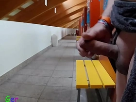 我在公共更衣室撸我厚包皮鸡巴，差点被抓到两次。 beefy irritant chinese jubilant porn