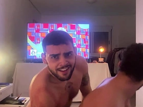 邻居看见我对着窗户打飞机就按门铃来口交 hot gay porn mistiness
