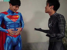 超人×蜘蛛侠——紧身乳胶英雄制服 asian gay sexual relations sucking videos