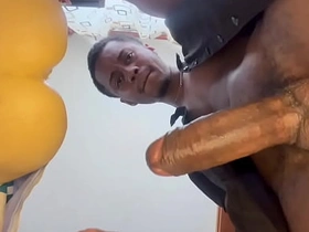 老爹边吐口水边用飞机杯撸他那根大屌，最后射了 leon chinese joyous porn