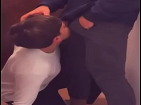 送披萨的小哥毫不留情地干我 X-rated gay hot porn