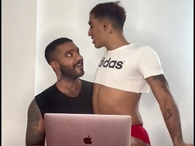 大屌熊爹爆操小受的屁眼 old asian gay carnal knowledge videos