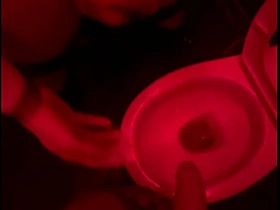 业余小帅哥在俱乐部厕所看朋友撒尿，伸手帮忙然后自己硬了... porn gay japanese stump