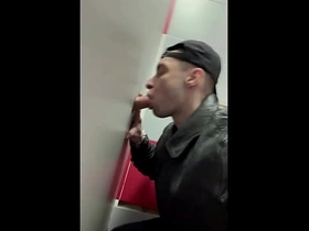 街头痞气皮衣少年初尝Glory Hole blissful porn hot body