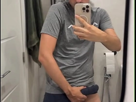 双性恋小伙炫耀大鸡巴并射出一大坨 asian in person bottom gay porn
