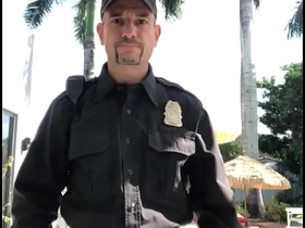 穿着制服警察服装在色情片拍摄现场 porn delighted asian rub down