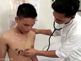 变态亚洲男孩Jordan和Argie hot have a bite gay porn